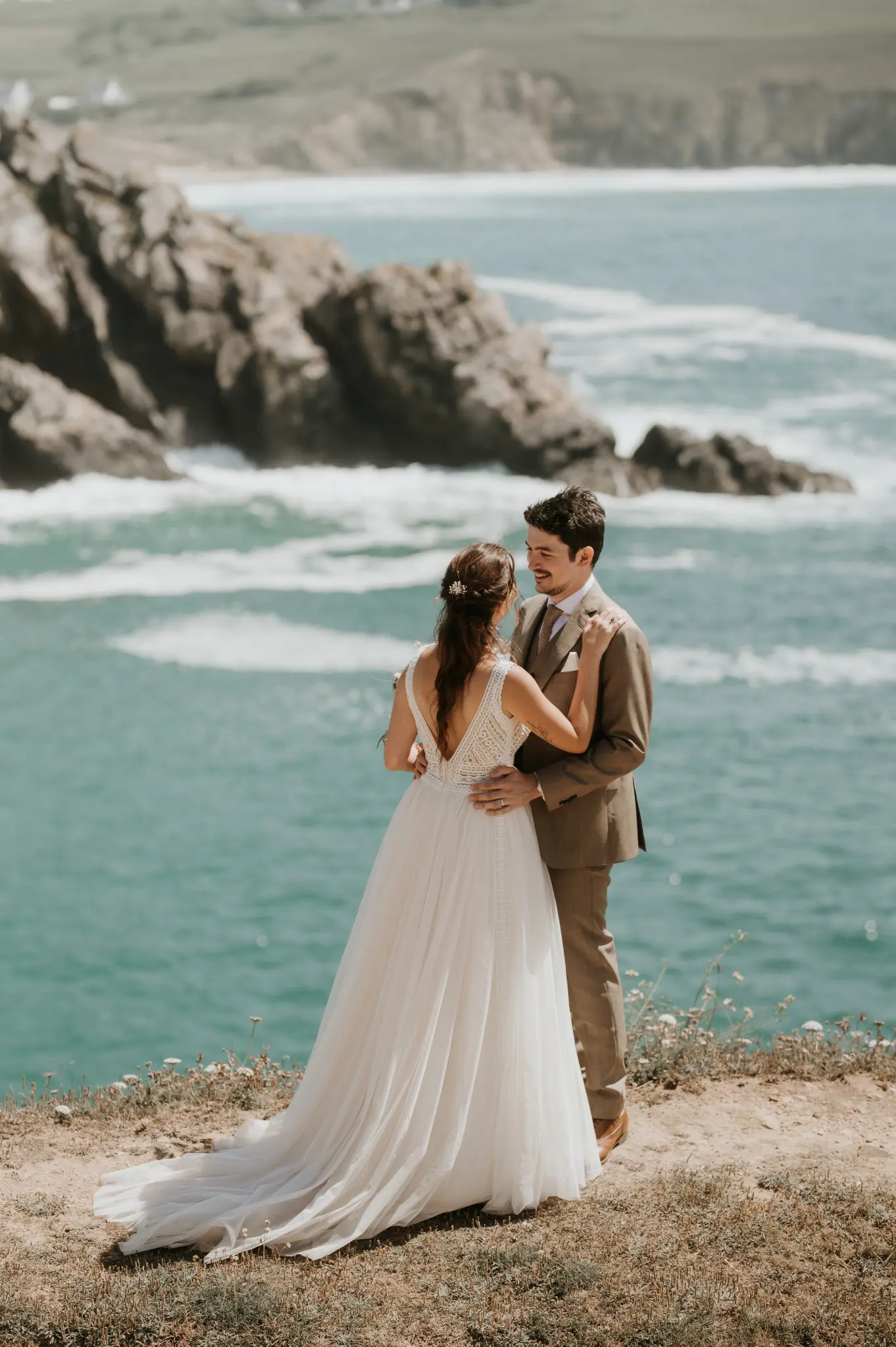 Un couple enlacé face à la mer en Bretagne