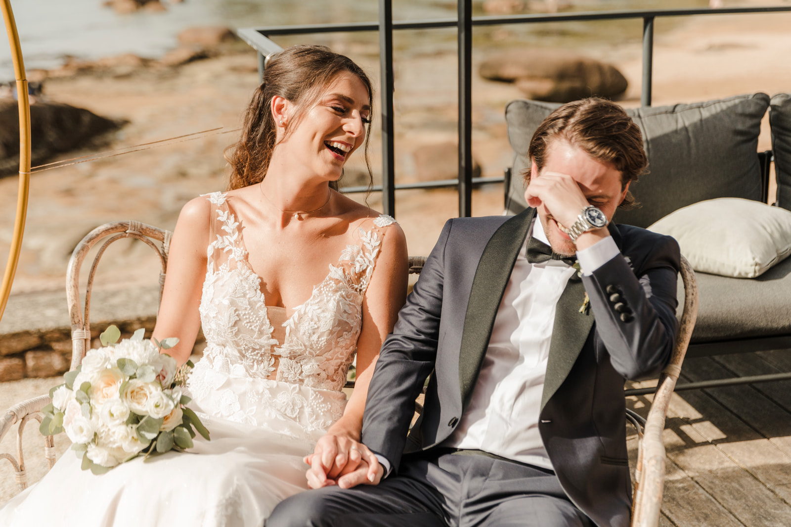 Une mariée rit tandis que le marié, ému, porte la main à ses yeux